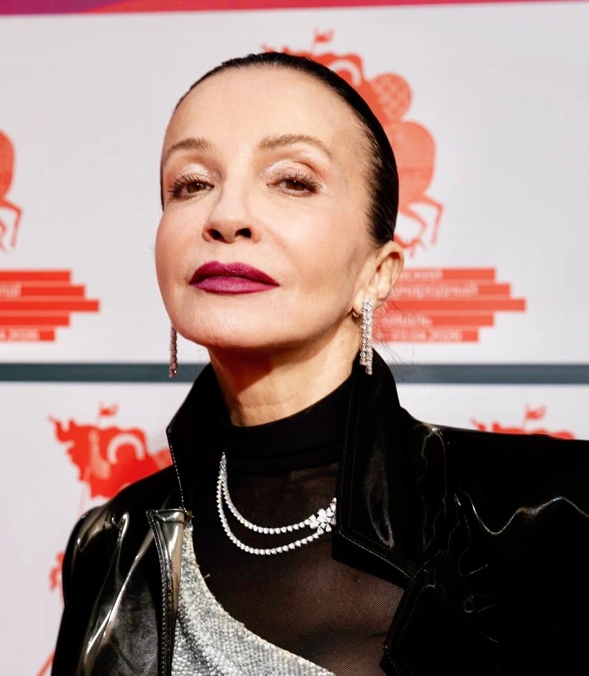 Алла Сигалова появилась на красной дорожке вместе со своим внуком Фёдором Баршаком 16 апреля 2026 года на церемонии открытия 48-го Московского международного кинофестиваля (ММКФ)