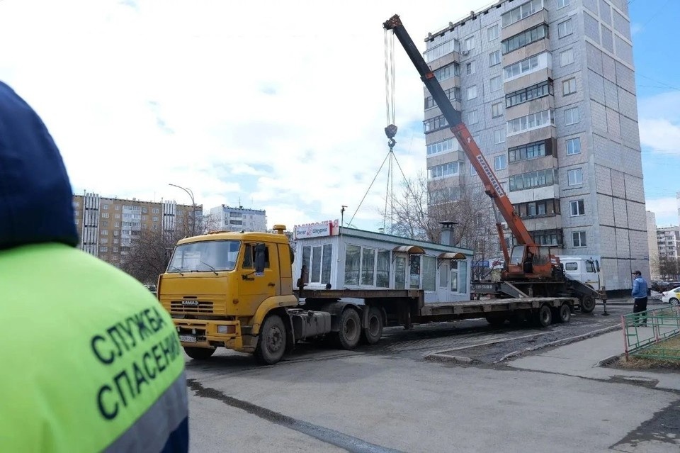    В Заводском районе Кемерова ликвидировали незаконные киоск с фастфудом и магазин. Фото: администрация города Кемерово.