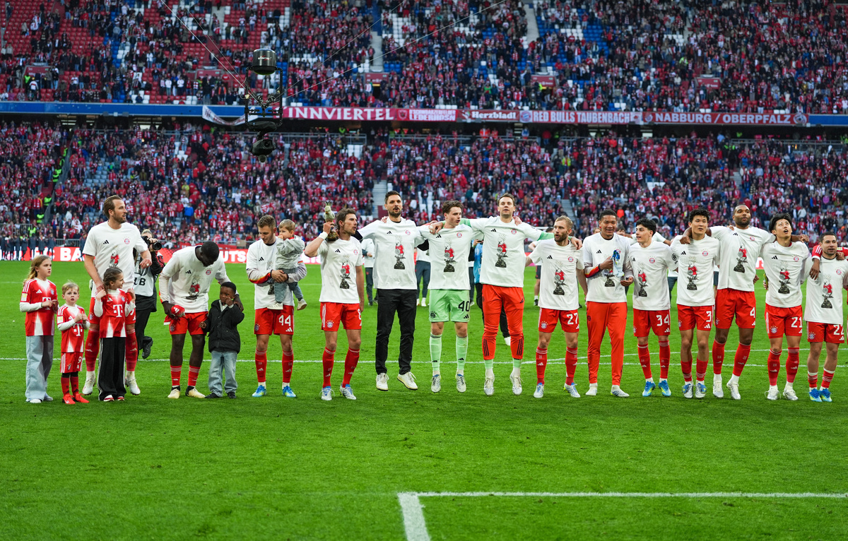    Футболисты "Баварии" празднуют победу в чемпионате Германии  Leonhard Simon/Getty Images