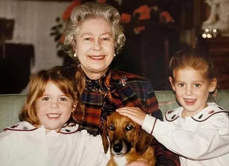 Королева Елизавета II и принцесса Беатрис (справа)