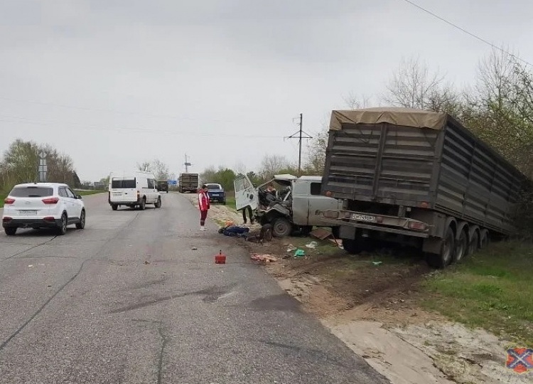 В Волгоградской области в жестком ДТП с грузовиком погиб 62-летний водитель «УАЗа»