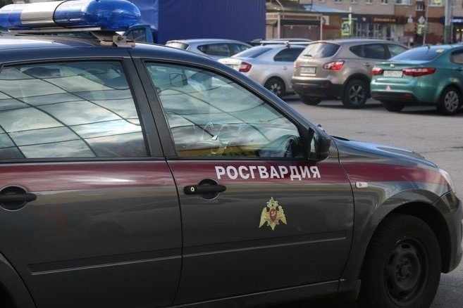 В Красногвардейском районе росгвардейцы задержали нетрезвого хулигана, бросавшего цветочные горшки из окна жилого дома