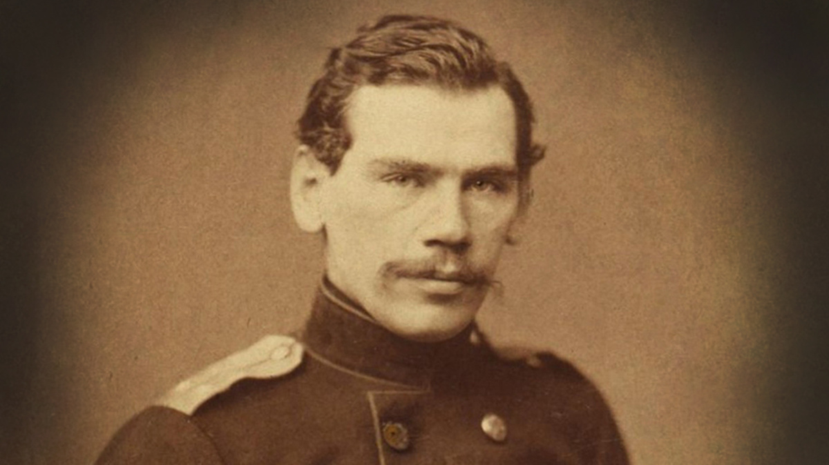 Лев Николаевич Толстой в мундире подпоручика. Придворный фотограф Сергей Львович Левицкий. 1856