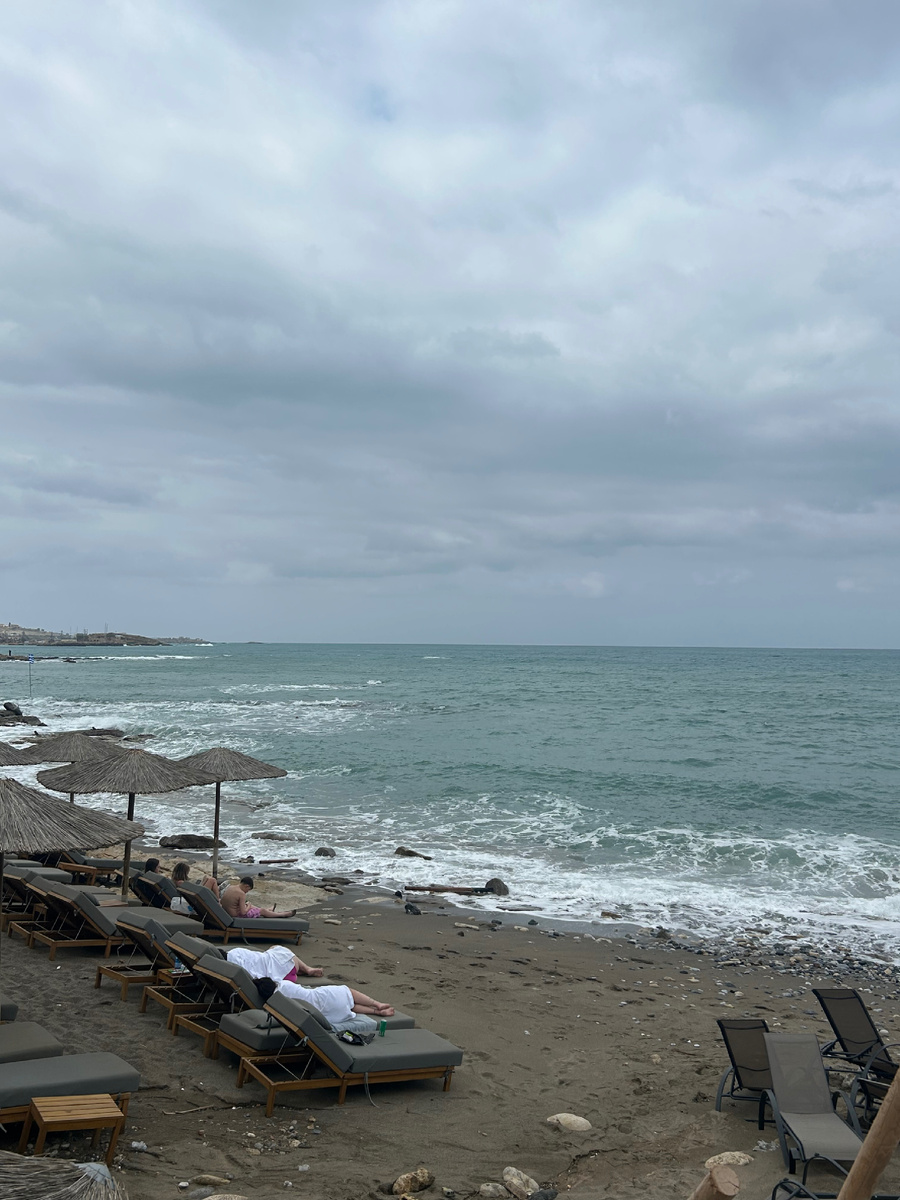 Чужие советы скорее не подойдут, потому что все мы разные. Вот на днях иду в куртке, а туристы загорают… Я бы им не советовала, но им виднее (фото автора)