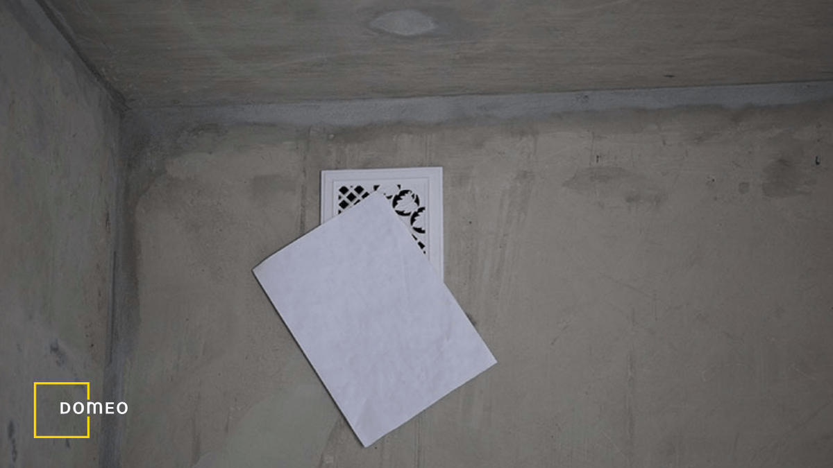 Проверка работы вентиляции с помощью листа бумаги