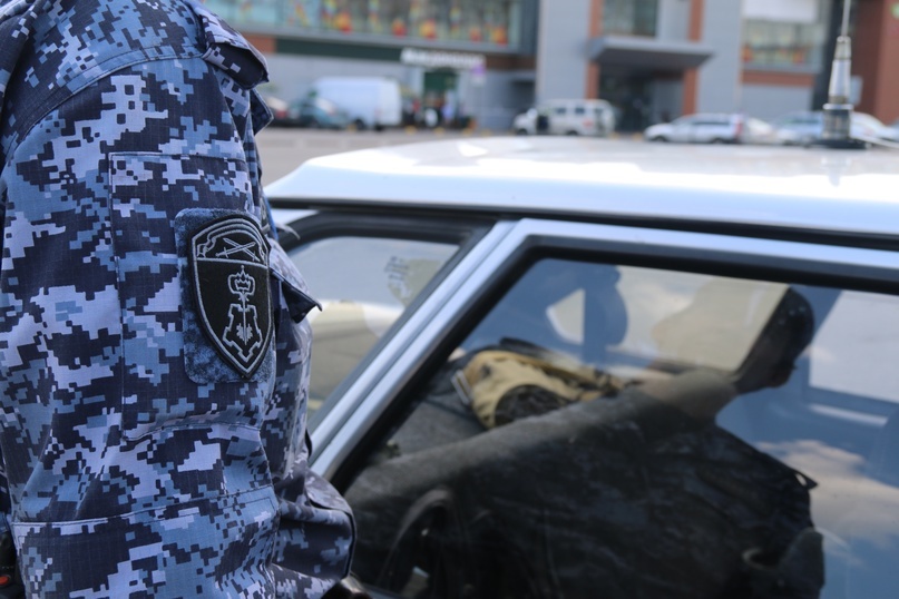 В Красногвардейском районе наряд Росгвардии задержал правонарушителя, напавшего на женщину на стоянке у сетевого магазина
