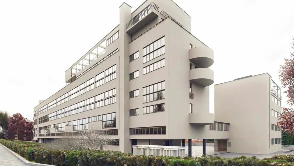 Дом Наркомфина на Новинском бульваре после реконструкции 2020 года. Белый параллелепипед на ножках