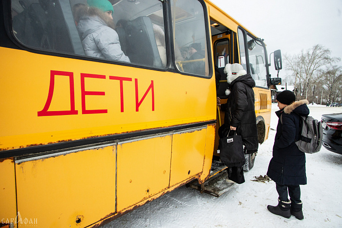 Детей, которых психологи держали в грязном доме у моря, перевезли в кубанский ребцентр