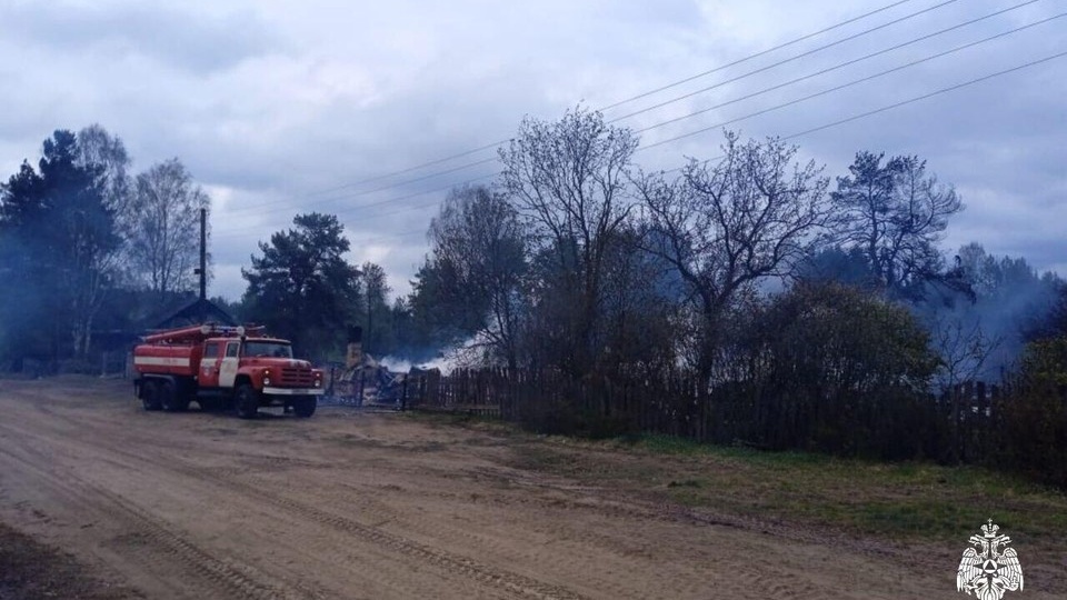 Несколько домов и хозпостройки загорелись в Костромской области 20 апреля