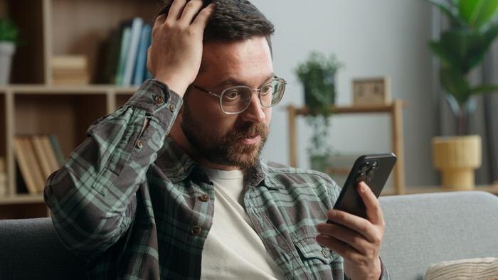 В России введут регистрацию смартфонов по IMEI: что это значит. Обложка © Shutterstock / FOTODOM / MAYA LAB