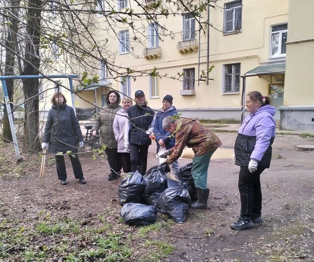 В Твери продолжаются городские субботники. Десантники отмыли танк Т-34