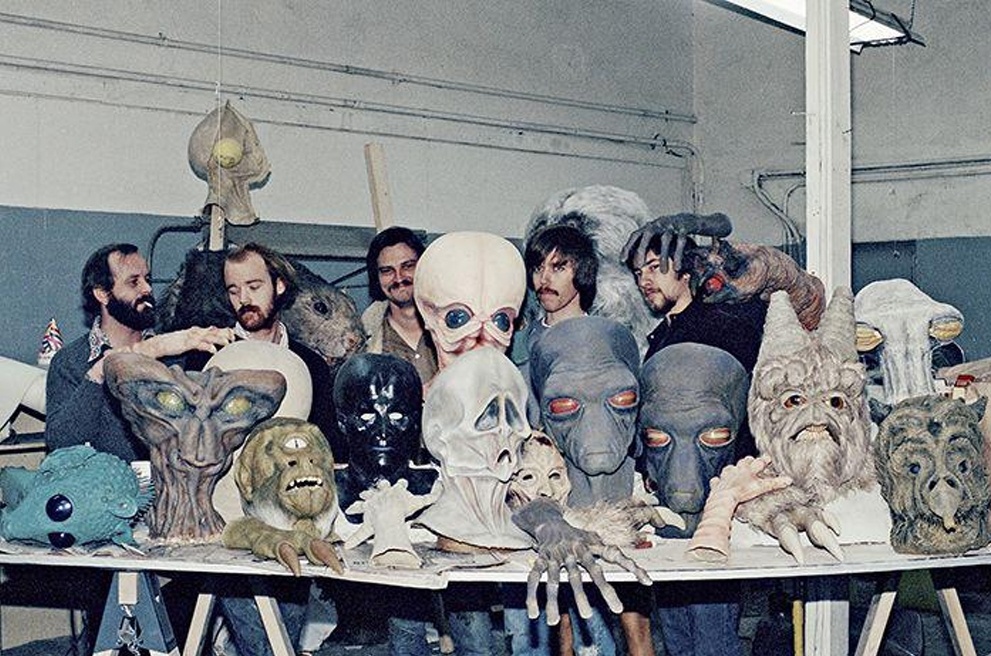 Все эти маски посетителей кантины не имели движущихся частей. 