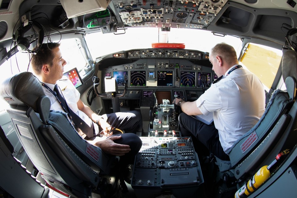    Фиксируются случаи подмены координат - система передает ложные данные, из-за чего пилоты могут получать неверную информацию о местоположении. Фото: Matt Leane/Shutterstock/Fotodom