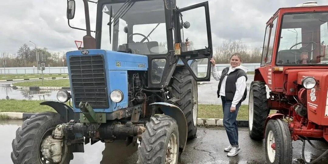 За руль трактора всё чаще садятся девушки