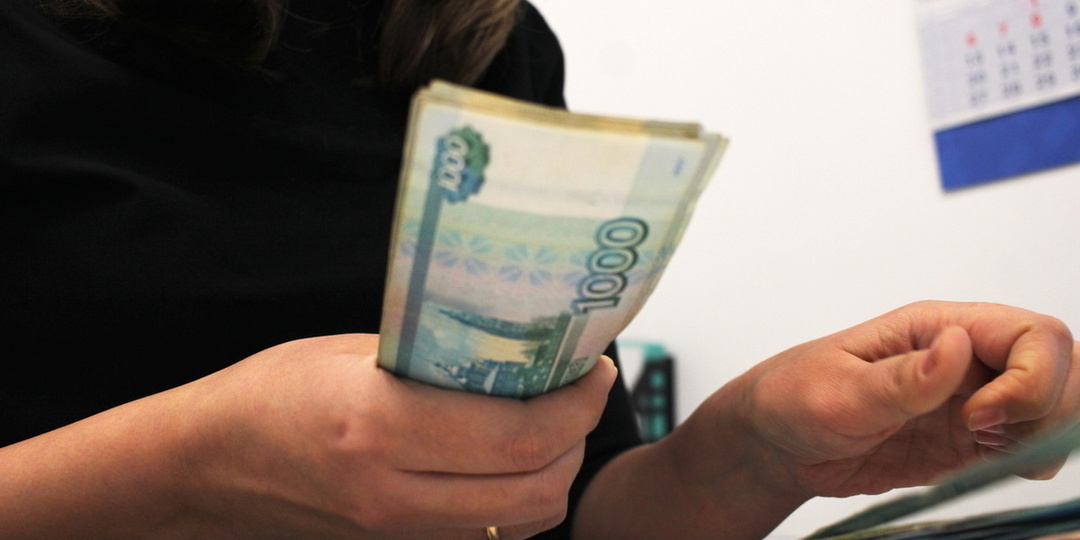 Прокуратура требует вернуть 1,4 млн рублей омичке пострадавшей от мошенников