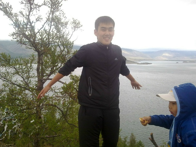 Толпа смотрела. А он встал на крышу подвала и просто поймал ребёнка