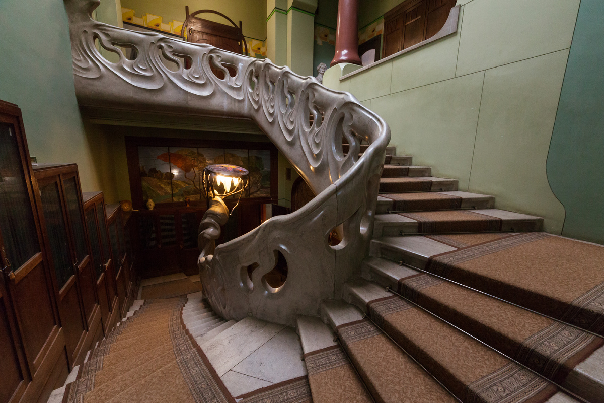 Мраморная лестница-волна в особняке Рябушинского. На гребне волны — фонарь в виде медузы