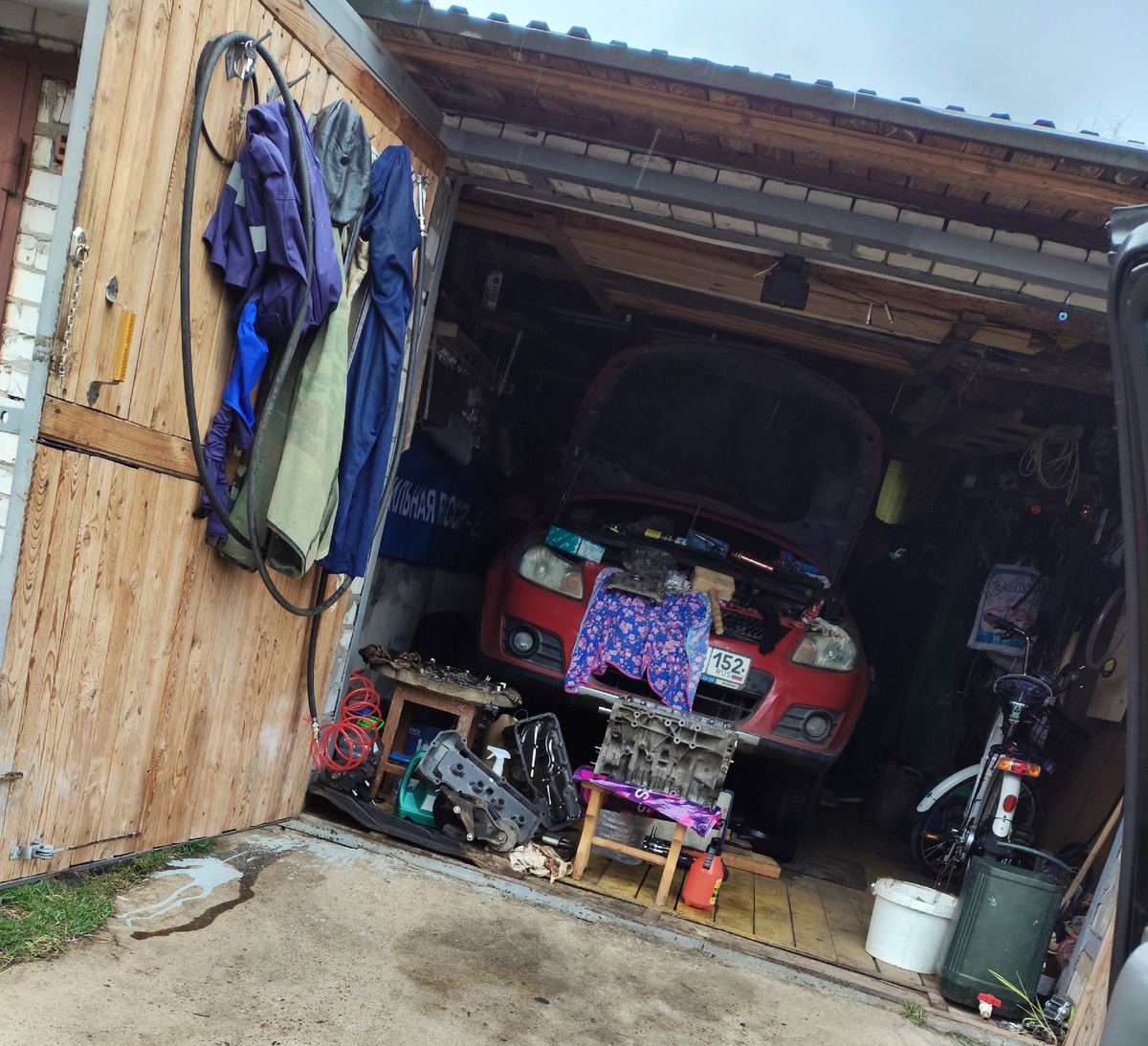 Теперь очередь суслика торпедой стоять. Хорошо, что под крышей.