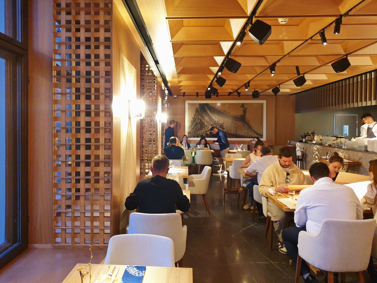 Общий вид зала японского ресторана Motto Azabu