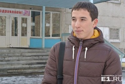 Он услышал плач, оглянулся — и увидел коляску на рельсах. Прыгнул, не зная, включено ли электричество