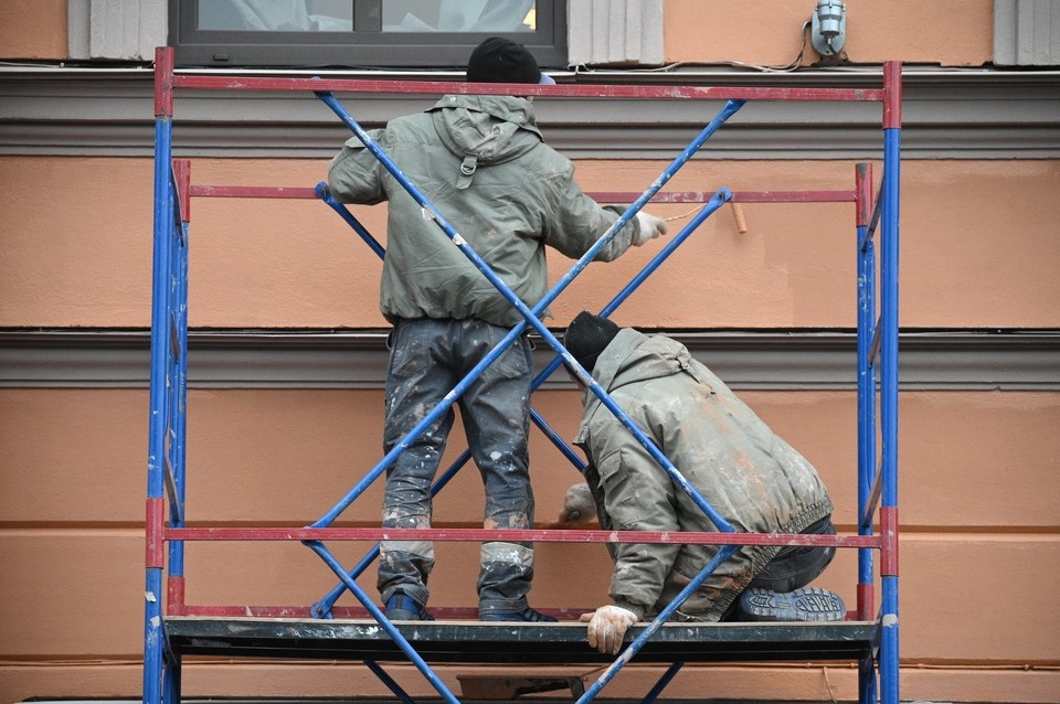    В Симферополе обновят фасад школы-гимназии № 10 на ул. Героев Сталинграда. Алексей БУЛАТОВ