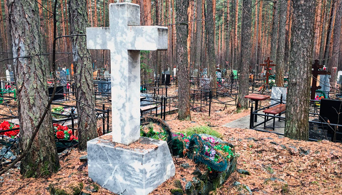 Как русское православие относится к обычаю оставлять еду и напитки на кладбище? Фото: 1MI