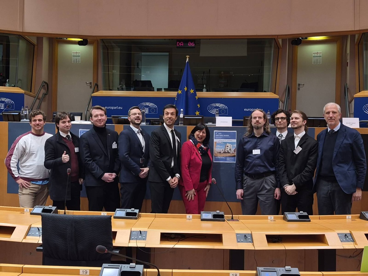 Росс Скотт (четвертый справа) после слушаний в Европарламенте