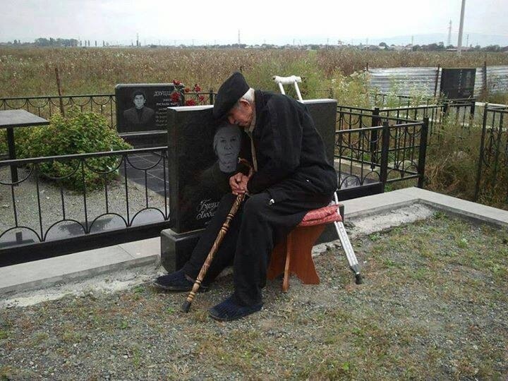 Мы не умеем быть с умершими.