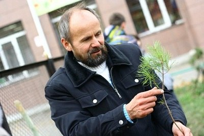 «Если кедров будет больше, люди обретут силы». Бывший лётчик развозит деревья по стране бесплатно