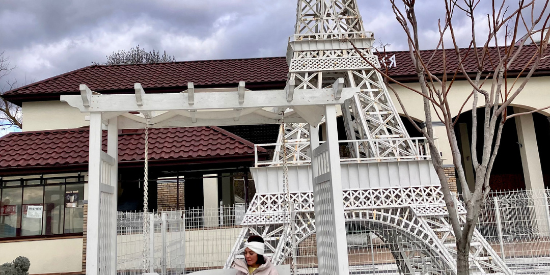 Набережная Кабардинки: кошки, море и… Эйфелева башня?