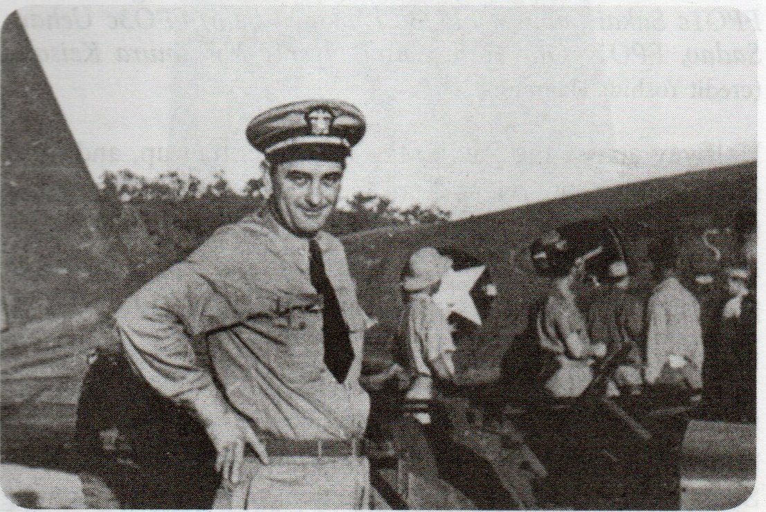 Лейтенант-коммандер Lyndon Baines Johnson на фоне В-17D The Swoose.