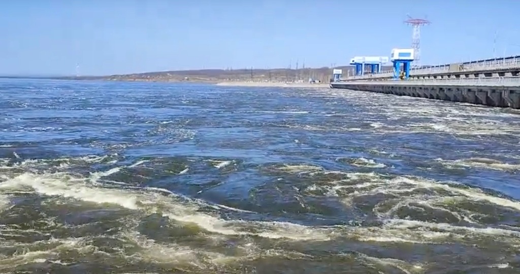 Половодье на Волге: плотина в Балакове сбрасывает 12 Ниагарских водопадов в секунду