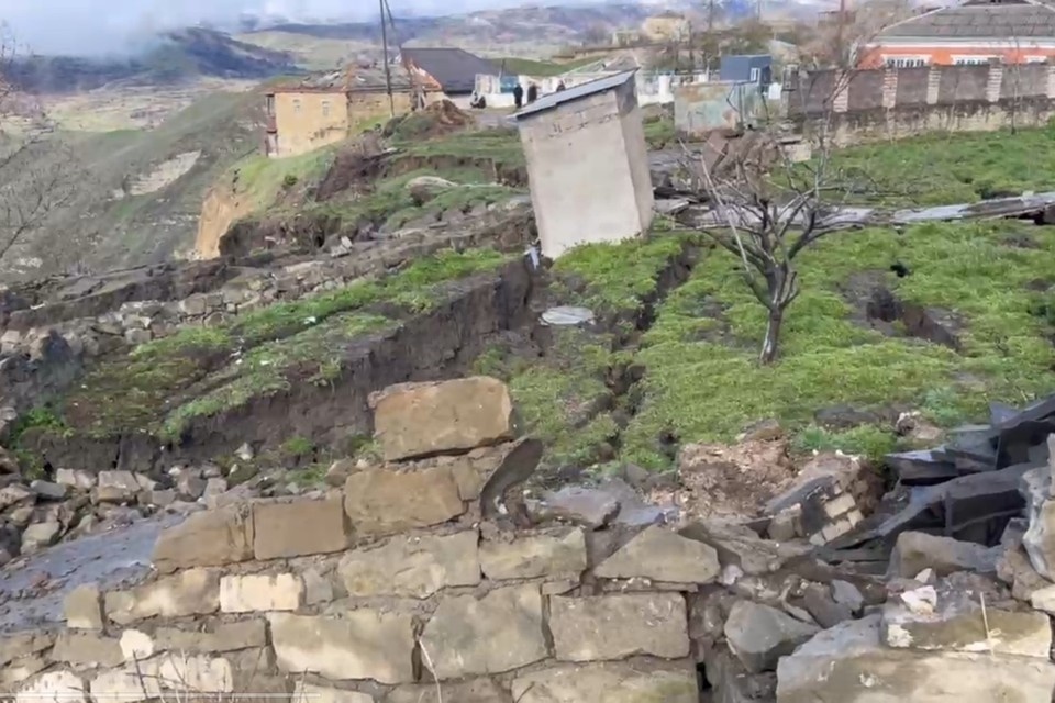    Оползни сходят в разных районах Дагестана. Фото: стоп-кадр видео соцсетей