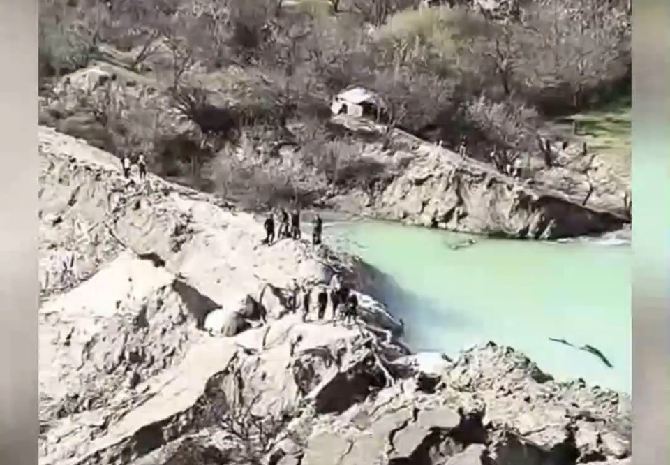    Дети купаются, а взрослые роют каналы для спуска воды. Фото: «Грозы и наводнения на юге России»