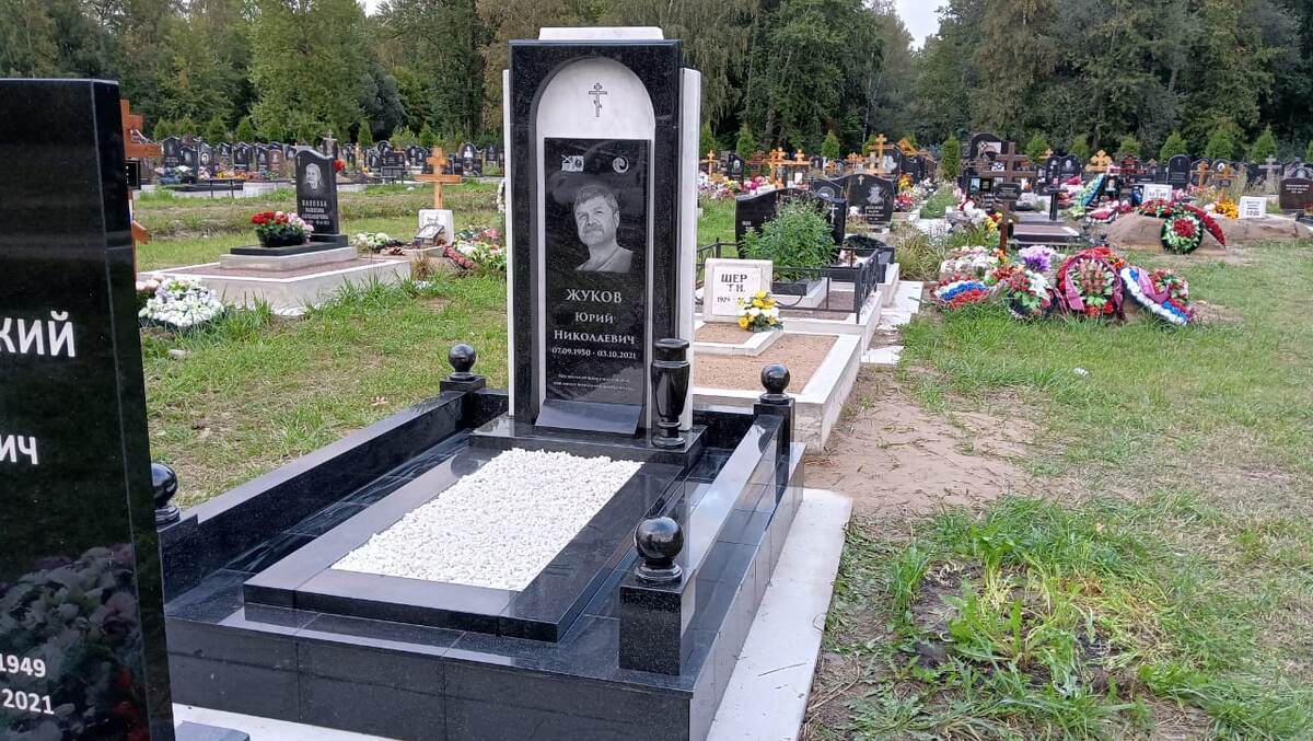 Красивое сочетание черного и белого камня