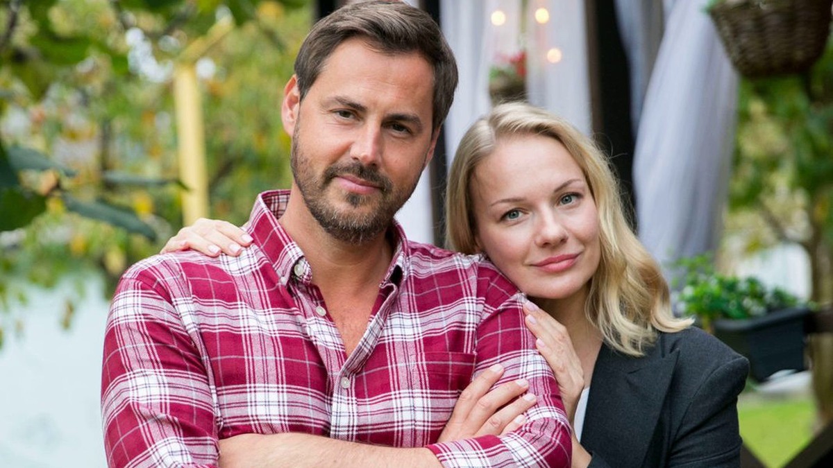 кадр из сериала Любовь и чашка чая на канале Домашний. Актеры: Елена Аросьева, Юрий Батурин, Артем Карасев, Руслан Ягудин и другие.