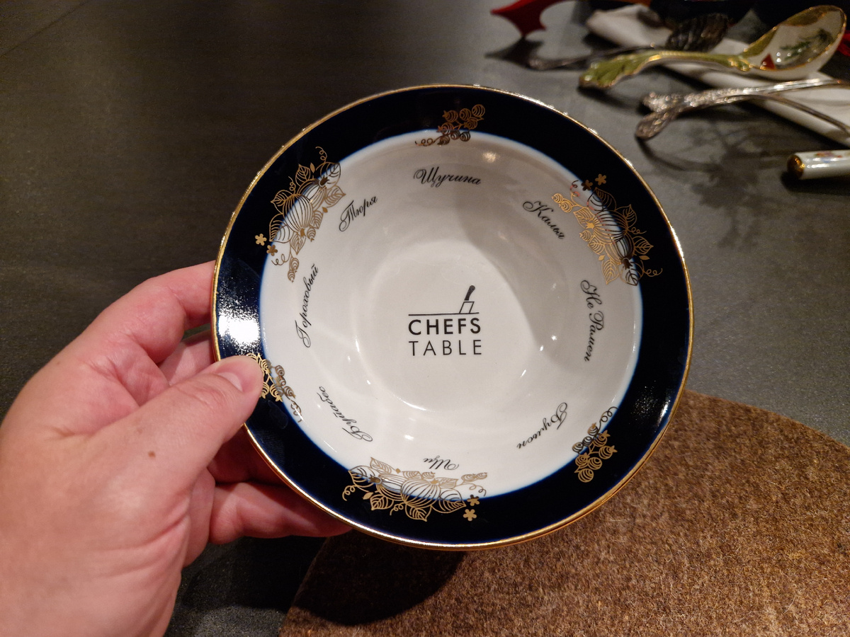 Обычно меню в Chef's Table бумажное, но в этот раз его нанесли на тарелки; причём суп в них во время ужина не наливают, они просто для красоты.