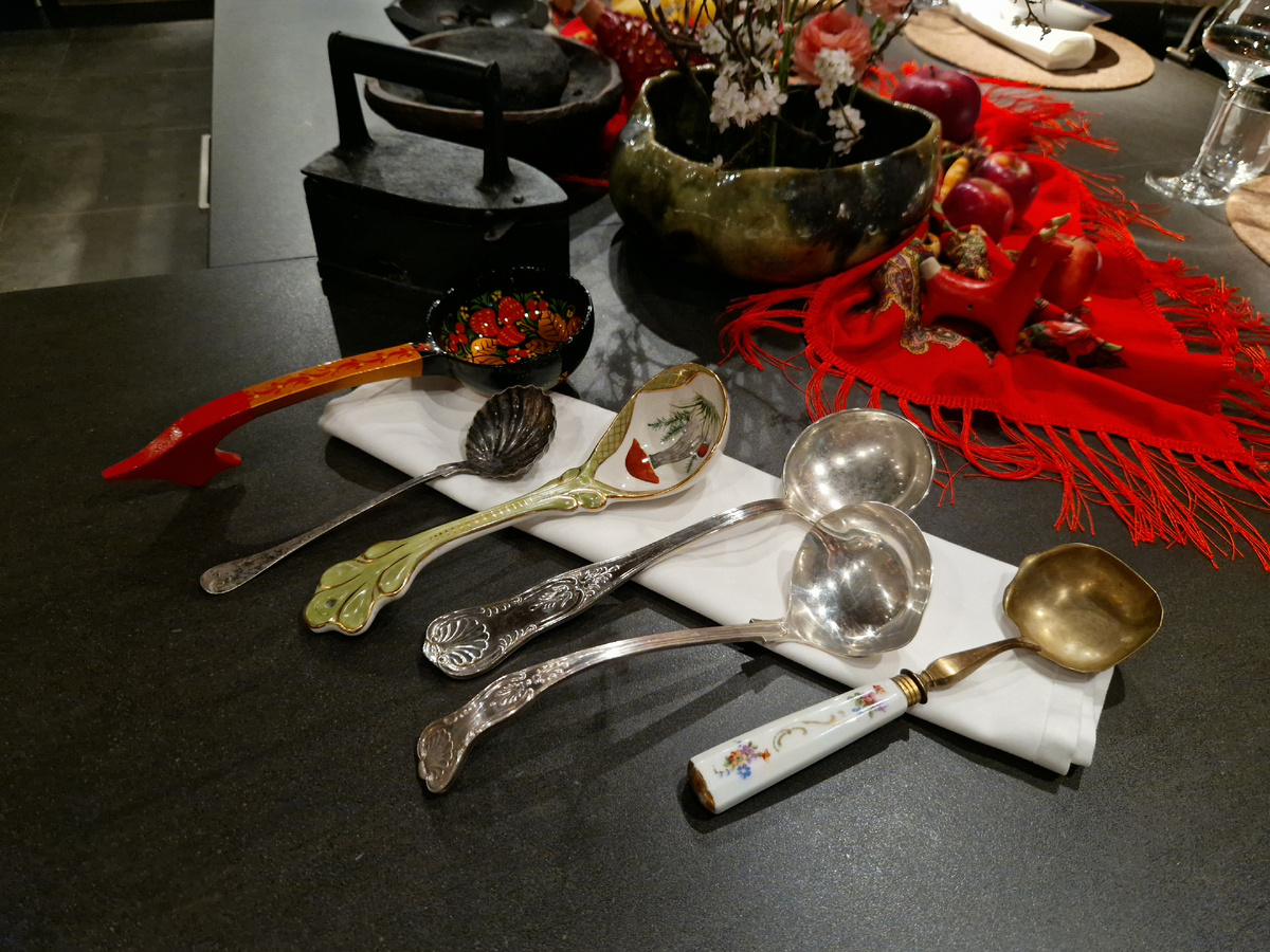 А вот разные половники в раздаче участвуют.