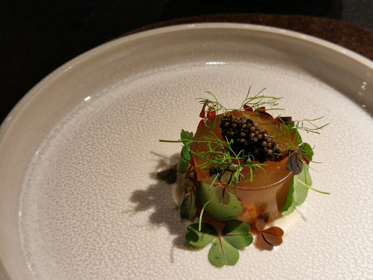 Щучина, по московскому обычаю, дополнена чёрной икрой.