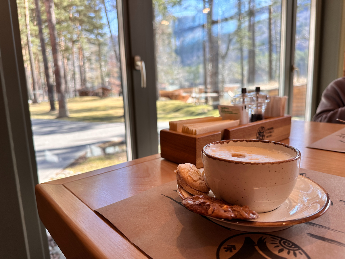 Стоит заглянуть хотя бы ради чашечки кофе с умопомрачительным десертом и этим видом.