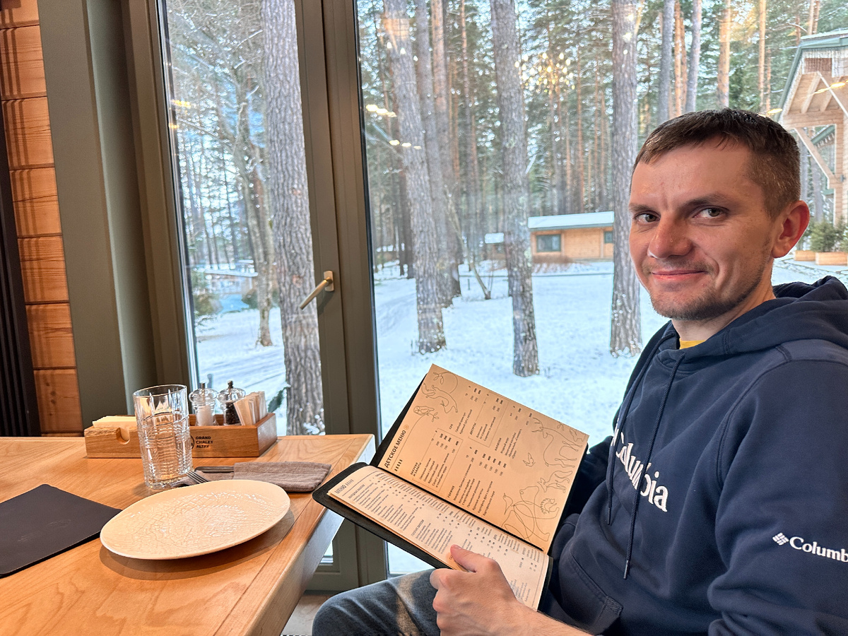 Вид из ресторана открывается на территорию и берег Катуни.