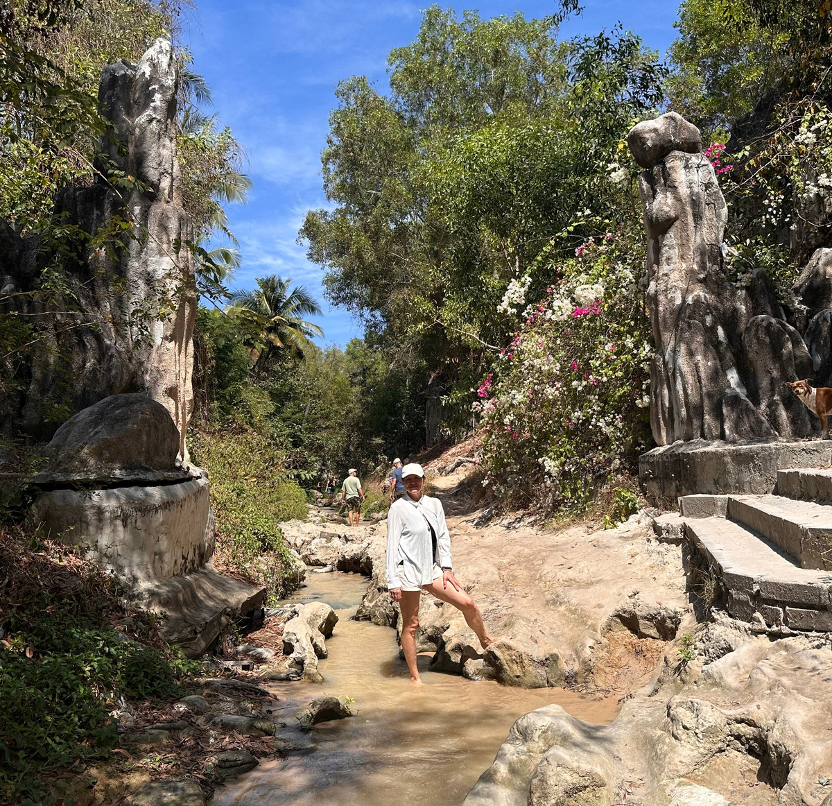 Внизу ручья фей по берегам стоят причудливые фигуры