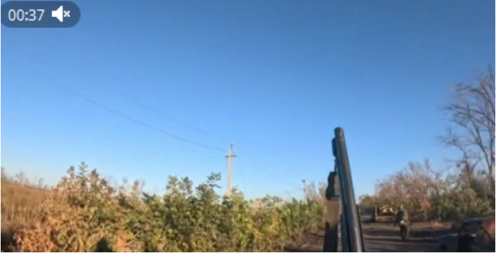 Наши бойцы отстреливаются от нового дрона ВСУ. Скрин: ТГ-канал ZERGULIO