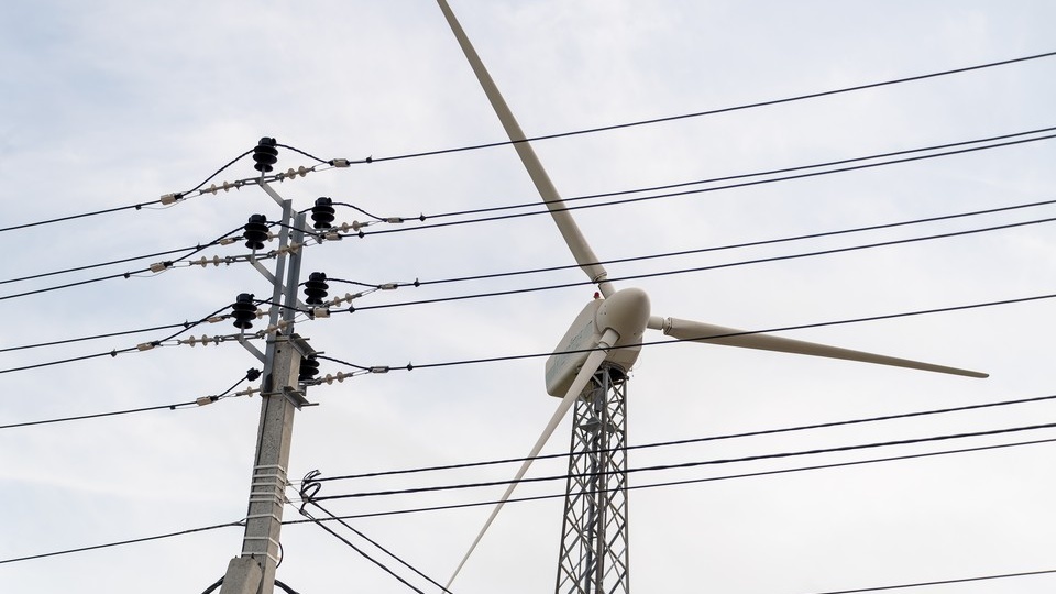 Костромичам напомнили о мерах безопасности при сильном ветре: возможны пожары из-за аварий на линиях электропередачи