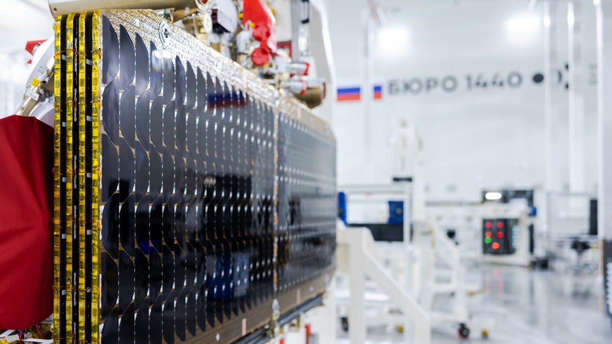 Проект «Рассвет» (российская программа по созданию низкоорбитальной спутниковой группировки широкополосной связи) разрабатывает компания «Бюро 1440», входящая в «ИКС Холдинг».