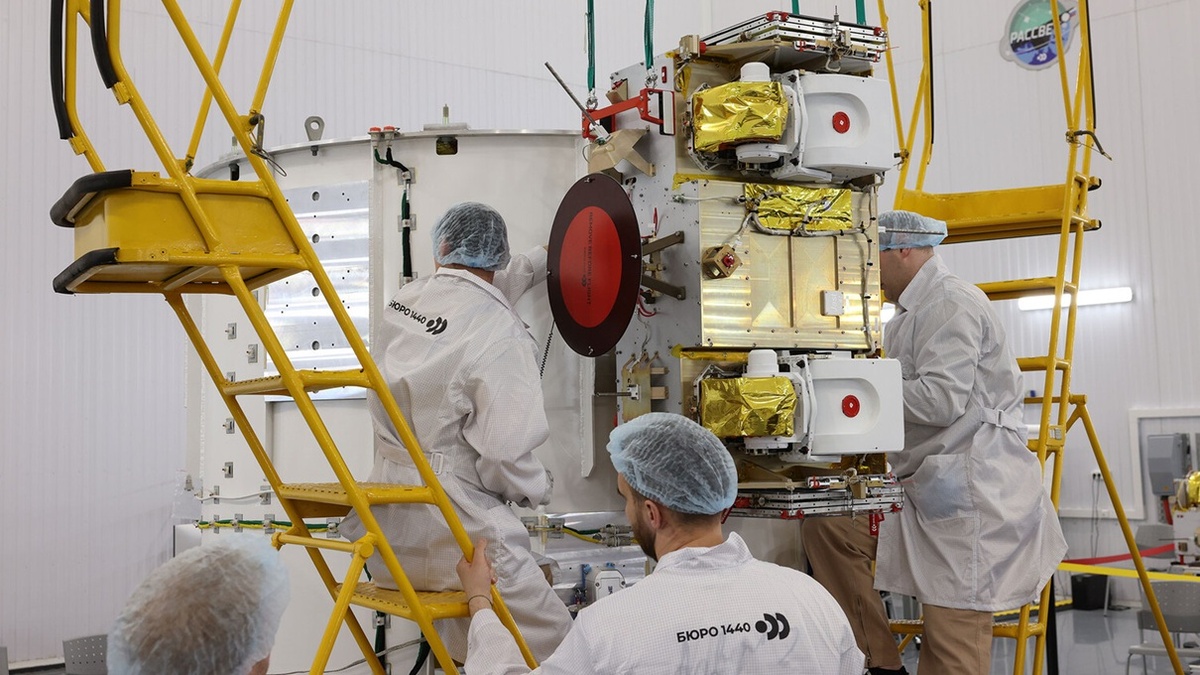 Спутники проекта «Рассвет» разрабатывают в компании «Бюро 1440». Источник фото: https://img.gazeta.ru/files3/890/21342890/upload-Inzhenery-za-rabotoi_-pic4_zoom-1500x1500-37646.jpg