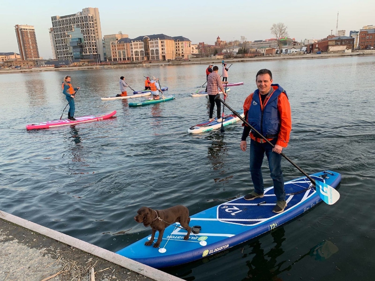 Челябинец катается на сапборде вместе с собакой Мухой. Фото предоставлено для публикации hornews.com