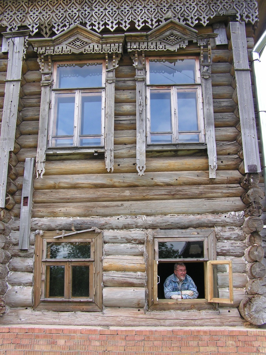 Владимир Викторович Морозов - супруг Ирины Николаевны. Здание музея в то время ещё только ремонтировалось, но дело уже двигалось к завершению