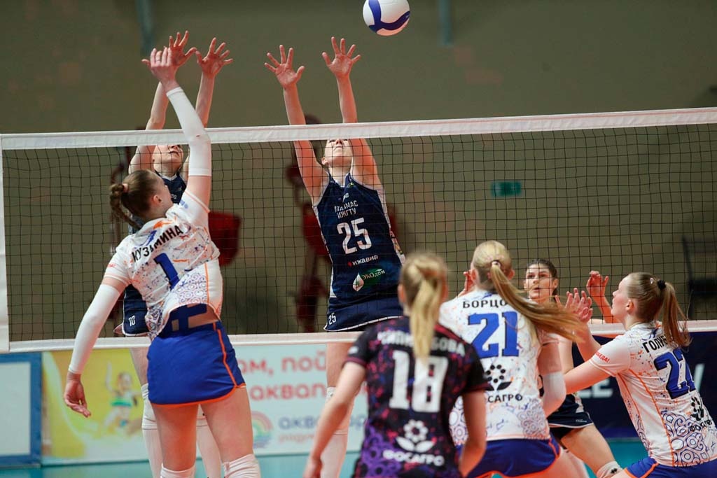    Матчи с участием шести сильнейших команд высшей лиги "Б" проходили в Череповце.