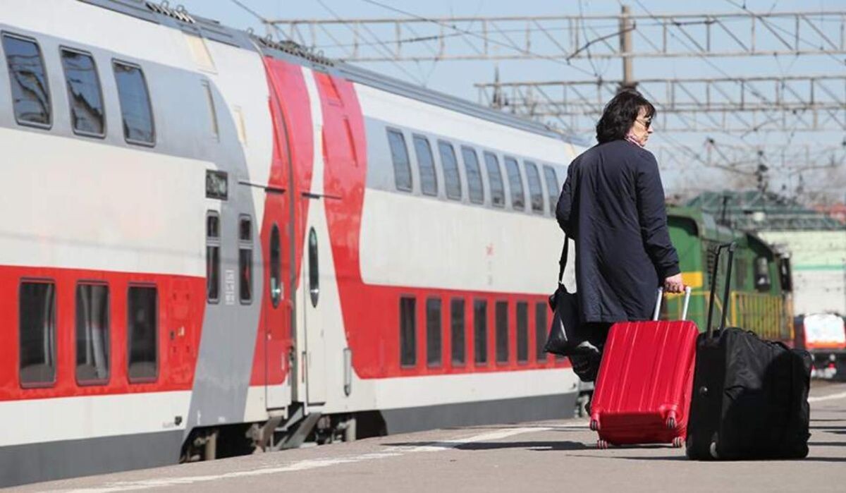     Женщина идёт по перону. Источник: iz.ru Автор фото: Александр Казаков